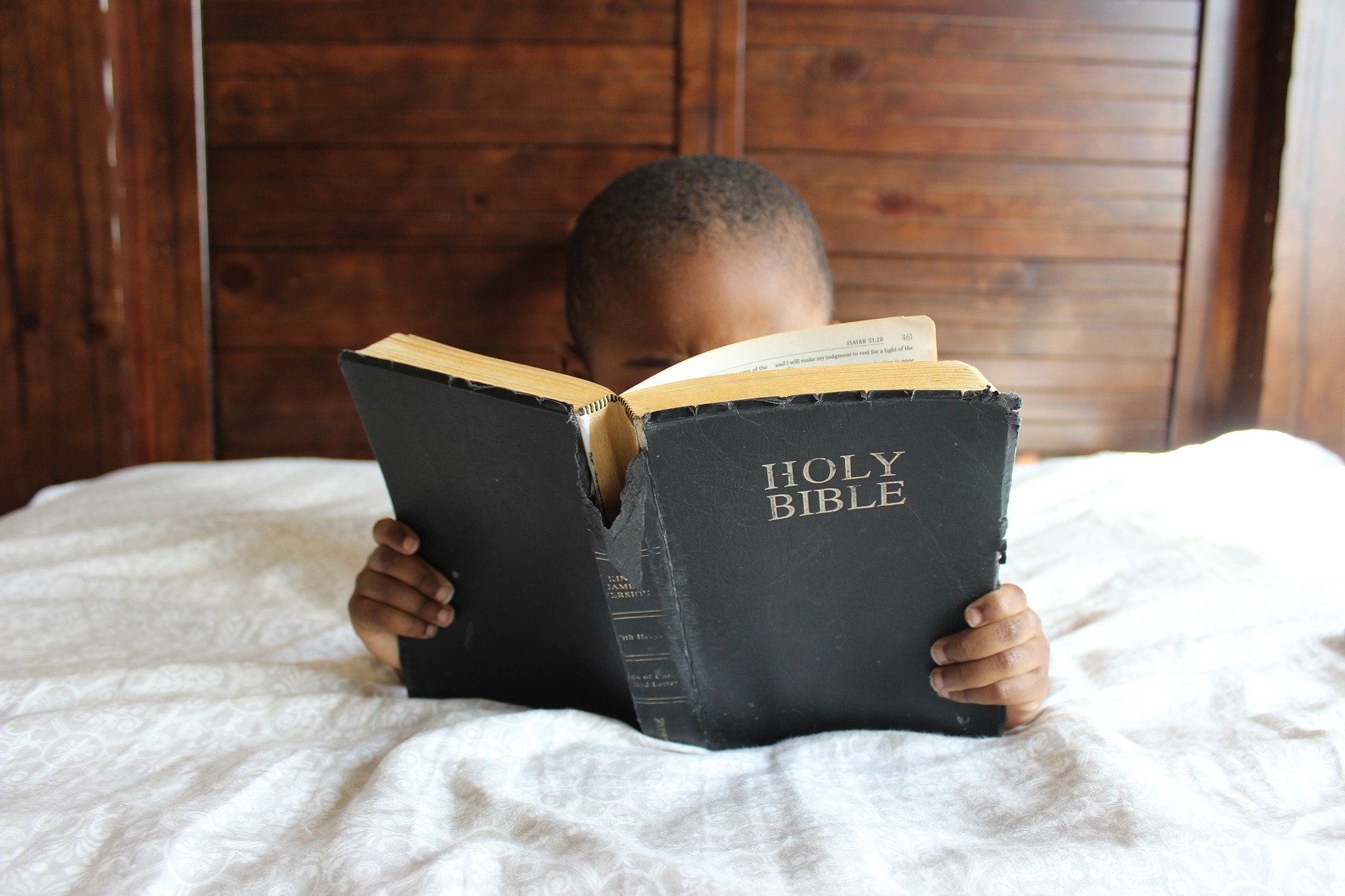 Kind liest Bibel
